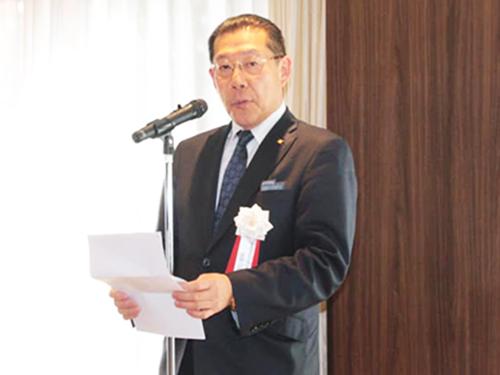 「体調改善機器」の名称変更を発表する山本富造会長